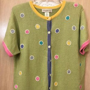Short-sleved sweater.